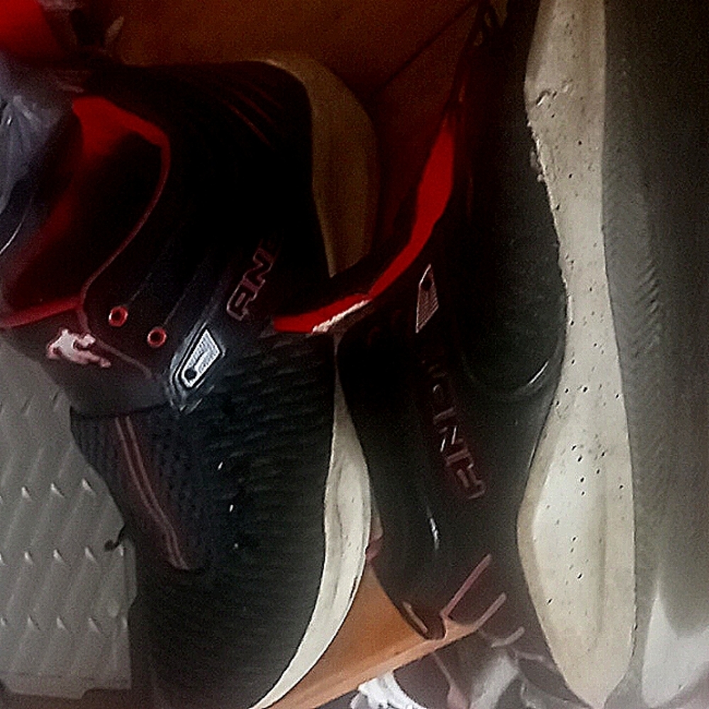 Im selling a pair of mens size 11 AND1 shoes there white,black and white